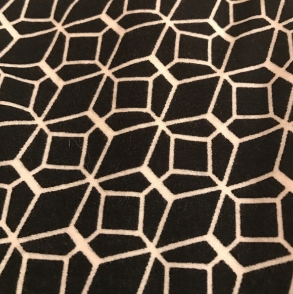 LuLaRoe One Size OS (2-10) Buttery Soft Leggings Black White Geometric Basic EUC - Picture 2 of 3